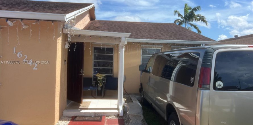 House in Homestead, Florida 3 bedrooms, 120.03 sq.m. № 2081321