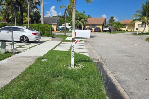House in Homestead, Florida 3 bedrooms, 120.03 sq.m. № 2081321 - photo 25