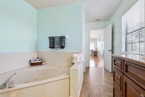 House in Apopka, Florida 4 bedrooms, 211.17 sq.m. № 2215553 - photo 29