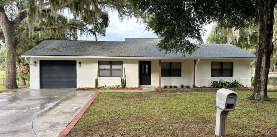House in Inverness, Florida 3 bedrooms, 117.06 sq.m. № 2147970