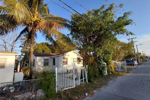 House in Miami, Florida 3 bedrooms, 56.86 sq.m. № 2030624 - photo 11