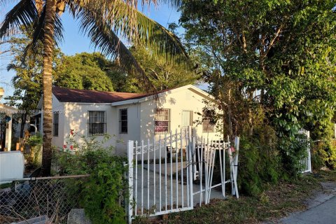 House in Miami, Florida 3 bedrooms, 56.86 sq.m. № 2030624 - photo 15