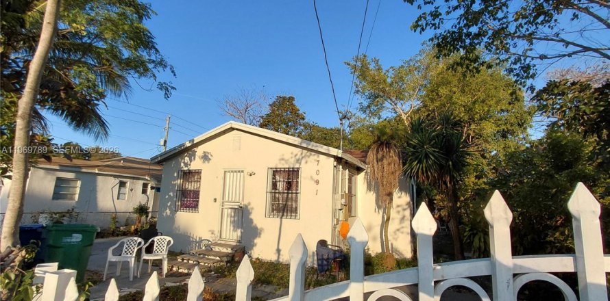 House in Miami, Florida 3 bedrooms, 56.86 sq.m. № 2030624