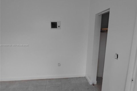 House in Miami, Florida 3 bedrooms, 56.86 sq.m. № 2030624 - photo 9