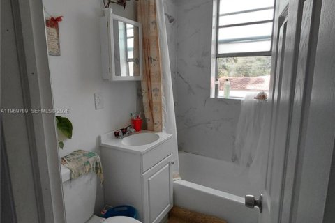 House in Miami, Florida 3 bedrooms, 56.86 sq.m. № 2030624 - photo 14