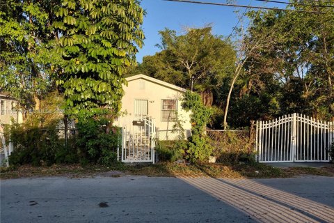 House in Miami, Florida 3 bedrooms, 56.86 sq.m. № 2030624 - photo 3