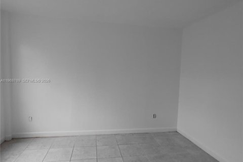 House in Miami, Florida 3 bedrooms, 56.86 sq.m. № 2030624 - photo 10