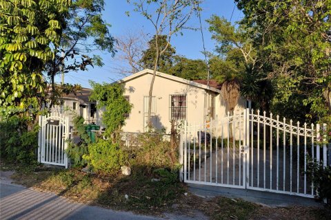 House in Miami, Florida 3 bedrooms, 56.86 sq.m. № 2030624 - photo 2