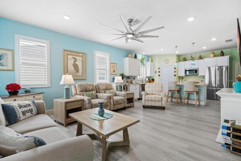 House in New Smyrna Beach, Florida 4 bedrooms, 217.21 sq.m. № 1556592 - photo 7
