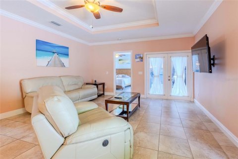 House in Sarasota, Florida 3 bedrooms, 140.38 sq.m. № 2150013 - photo 10