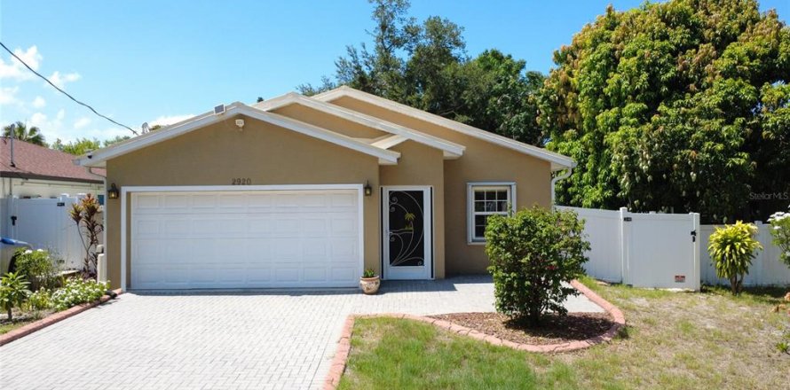 House in Sarasota, Florida 3 bedrooms, 140.38 sq.m. № 2150013