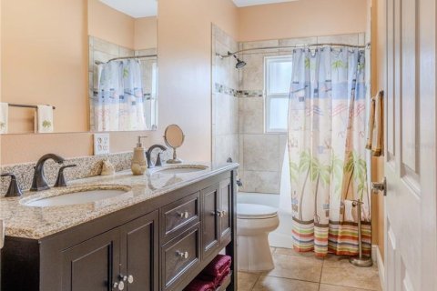 House in Sarasota, Florida 3 bedrooms, 140.38 sq.m. № 2150013 - photo 21