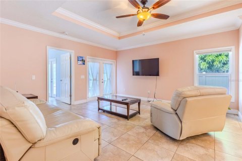 House in Sarasota, Florida 3 bedrooms, 140.38 sq.m. № 2150013 - photo 8