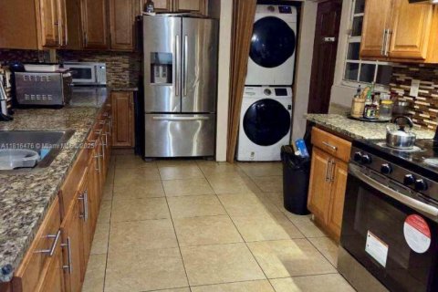 House in Lauderdale Lakes, Florida 4 bedrooms, 189.15 sq.m. № 1770323 - photo 3