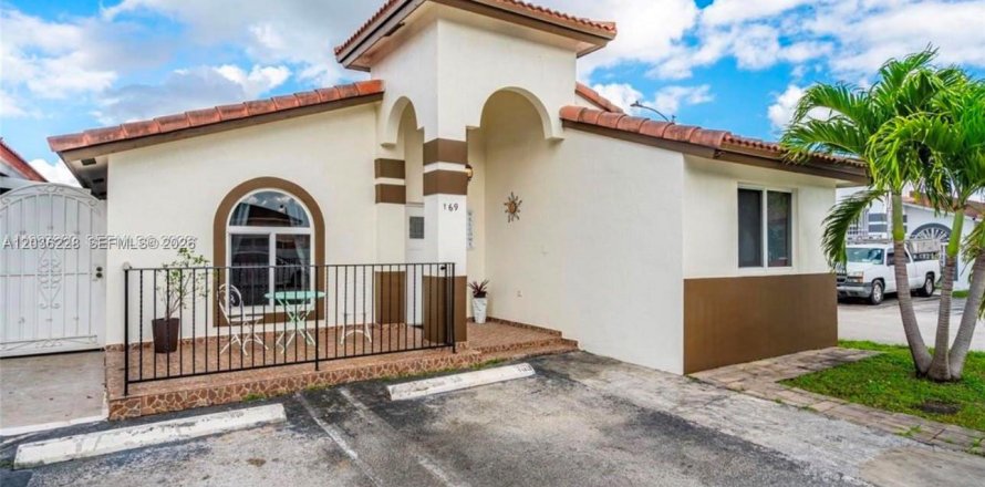 Touwnhouse à Hialeah, Floride 3 chambres, 108.7 m2 № 2085273