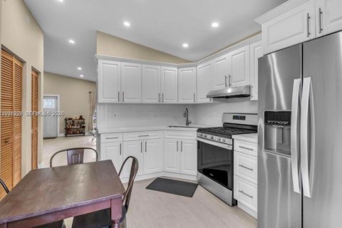 Touwnhouse à louer à Hialeah, Floride: 3 chambres, 108.7 m2 № 2085273 - photo 6