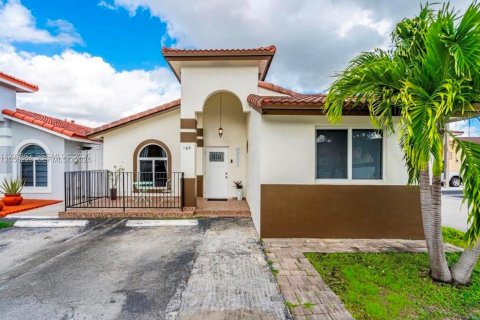 Touwnhouse à louer à Hialeah, Floride: 3 chambres, 108.7 m2 № 2085273 - photo 2