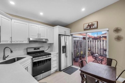 Touwnhouse à louer à Hialeah, Floride: 3 chambres, 108.7 m2 № 2085273 - photo 5