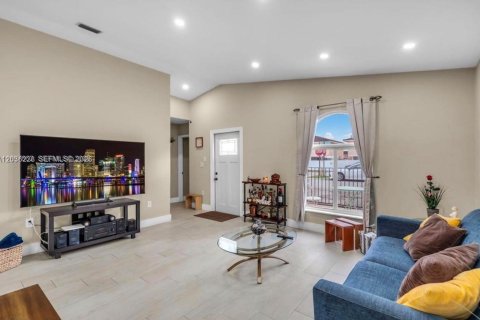Touwnhouse à louer à Hialeah, Floride: 3 chambres, 108.7 m2 № 2085273 - photo 4