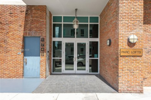 Condo in Miami, Florida, 1 bedroom  № 2040502 - photo 13