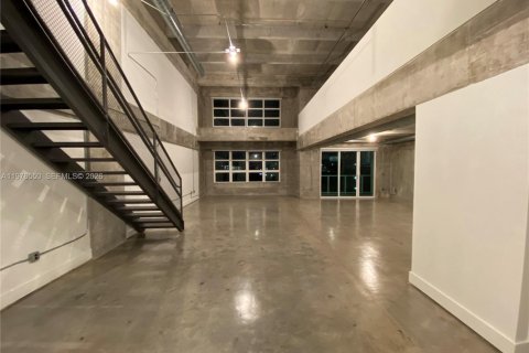 Condo in Miami, Florida, 1 bedroom  № 2040502 - photo 2