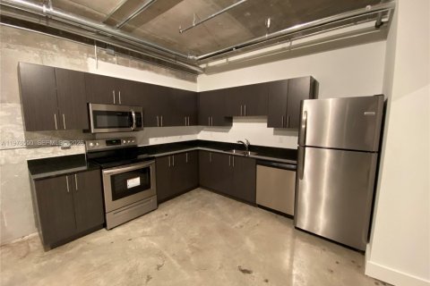 Condo in Miami, Florida, 1 bedroom  № 2040502 - photo 4
