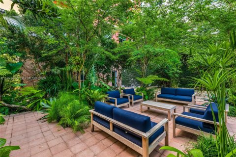 Condo in Miami, Florida, 1 bedroom  № 2040502 - photo 17