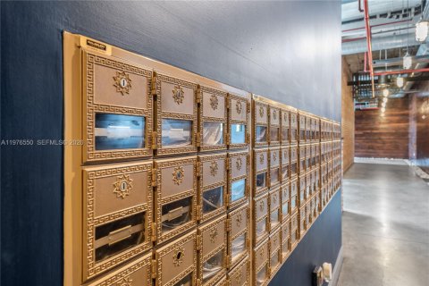 Condo in Miami, Florida, 1 bedroom  № 2040502 - photo 15