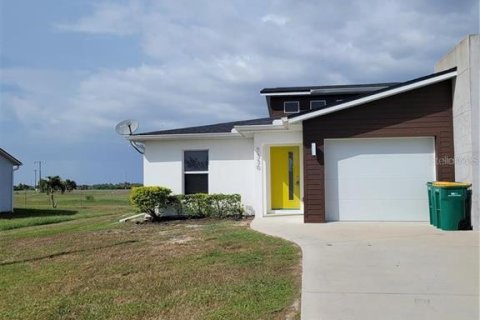 Apartamento en alquiler en Port Charlotte, Florida, 2 dormitorios, 109.72 m2 № 1906824 - foto 1