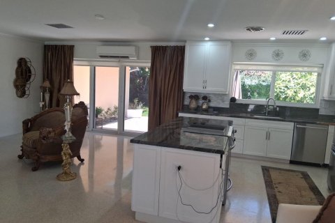 House in Lauderdale-by-the-Sea, Florida 2 bedrooms, 151.52 sq.m. № 2088300 - photo 5