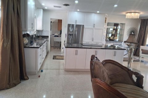 House in Lauderdale-by-the-Sea, Florida 2 bedrooms, 151.52 sq.m. № 2088300 - photo 8