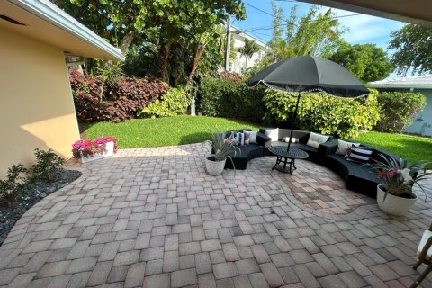 House in Lauderdale-by-the-Sea, Florida 2 bedrooms, 151.52 sq.m. № 2088300 - photo 12