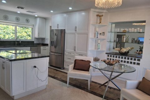 House in Lauderdale-by-the-Sea, Florida 2 bedrooms, 151.52 sq.m. № 2088300 - photo 4