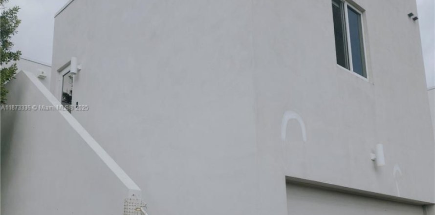 Коммерческая недвижимость в LANDMARK в Дорал, Флорида 46.45м2 № 1921163
