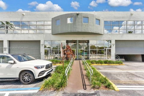 Immobilier commercial à Doral, Floride № 2080339
