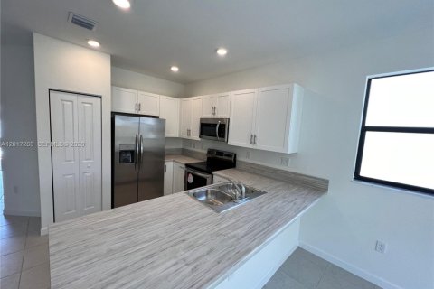 Townhouse in Homestead, Florida 3 bedrooms, 157.47 sq.m. № 2168616 - photo 4