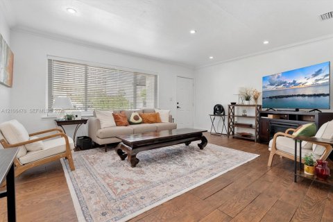 Immobilier commercial à vendre à Coral Gables, Floride: 247.03 m2 № 2433015 - photo 4