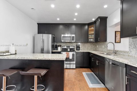 Immobilier commercial à vendre à Coral Gables, Floride: 247.03 m2 № 2433015 - photo 6