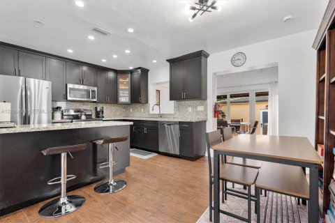 Immobilier commercial à vendre à Coral Gables, Floride: 247.03 m2 № 2433015 - photo 7