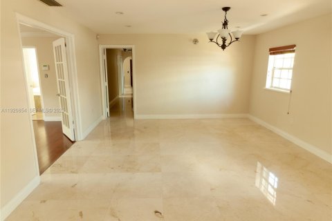 Снять в аренду виллу или дом в Майами, Флорида 4 спальни, 235.97м2, № 2034370 - фото 16