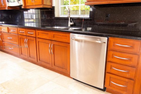 Снять в аренду виллу или дом в Майами, Флорида 4 спальни, 235.97м2, № 2034370 - фото 10