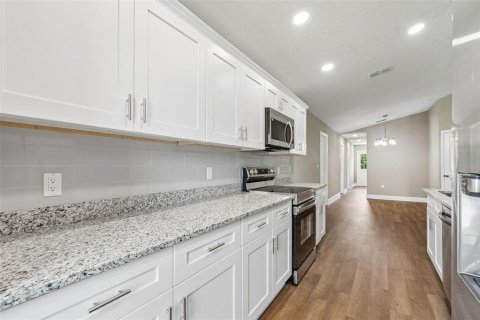 House in Lakeland, Florida 3 bedrooms, 128.58 sq.m. № 2204697 - photo 13