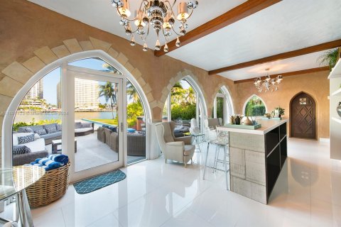 Casa en alquiler en Miami Beach, Florida, 12 dormitorios, 637.5 m2 № 1959611 - foto 5