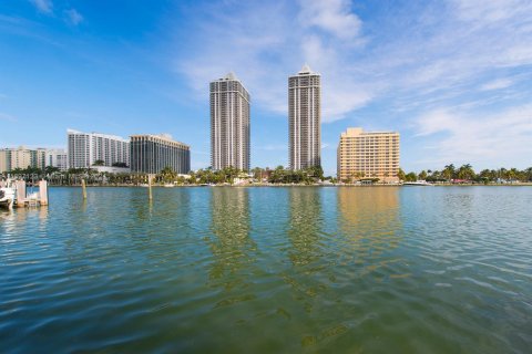 Casa en alquiler en Miami Beach, Florida, 12 dormitorios, 637.5 m2 № 1959611 - foto 12