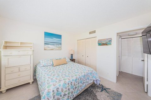 Condo in Saint Petersburg, Florida, 2 bedrooms  № 215034 - photo 20