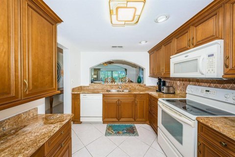 Condo in Saint Petersburg, Florida, 2 bedrooms  № 215034 - photo 9