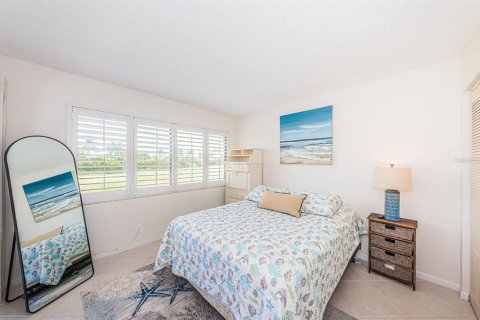 Condo in Saint Petersburg, Florida, 2 bedrooms  № 215034 - photo 19