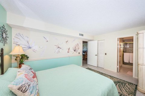 Condo in Saint Petersburg, Florida, 2 bedrooms  № 215034 - photo 17