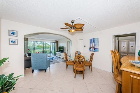 Condo in Saint Petersburg, Florida, 2 bedrooms  № 215034 - photo 11