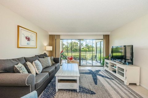Condo in Saint Petersburg, Florida, 2 bedrooms  № 215034 - photo 15
